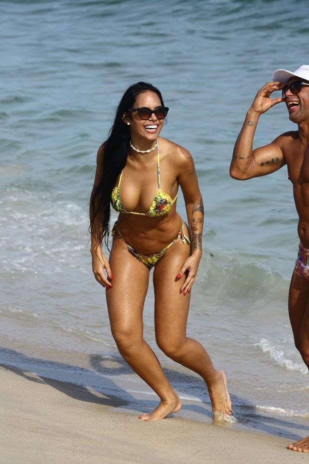 Mayara Motti em praia
