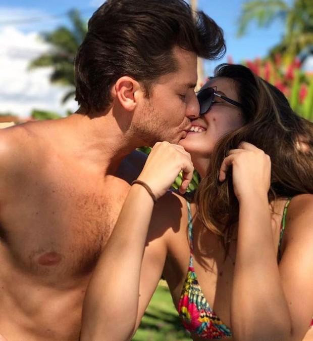 Klebber Toledo e Camila Queiroz trocam beijos