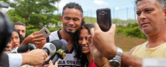Com camisa de organizada do Galo, Bruno é tietado por fã