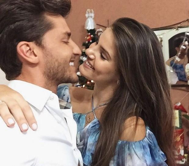Klebber Toledo e Camila Queiroz trocam beijos