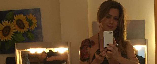 Letícia Spiller mostra boa forma em selfie em frente ao espelho