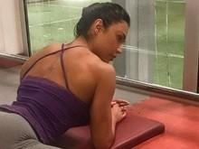 Gracyanne Barbosa mostra elasticidade durante treino pesado