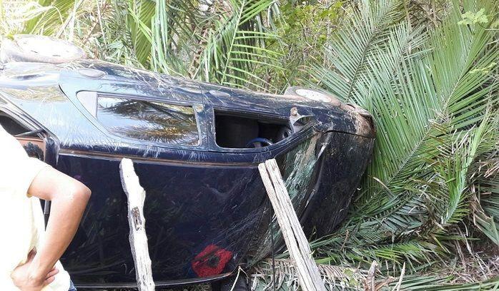 Motorista embriagado perde controle e capota carro em matagal