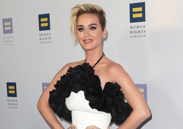 Katy Perry revela que rezava para não ser gay na adolencência