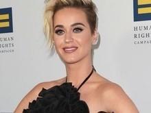 Katy Perry revela que rezava para não ser gay na adolencência