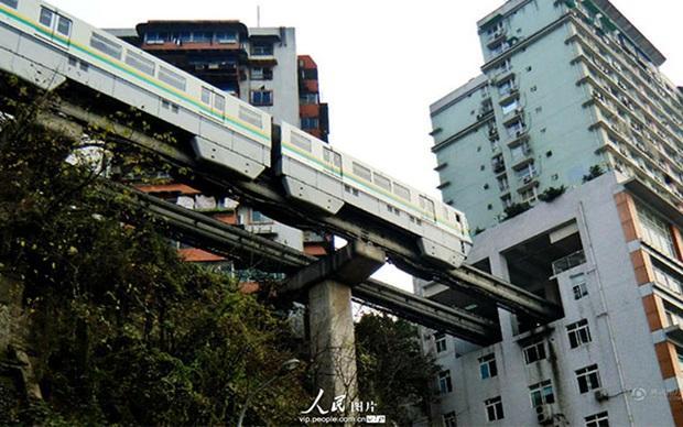 Imagens de trem passando por dentro de edifício diverte internautas