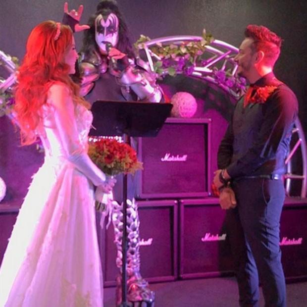 Ex-BBB Clara Aguilar se casa com produtor em Las Vegas