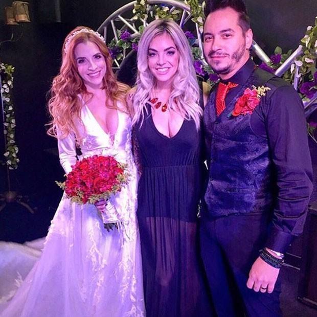 Ex-BBB Clara Aguilar se casa com produtor em Las Vegas