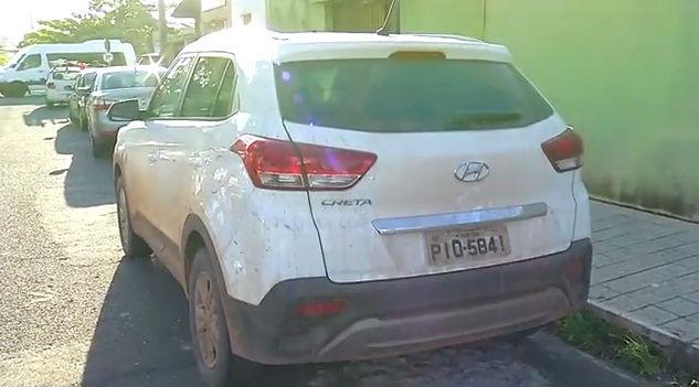 Carro tomado durante assalto (Crédito: Rede Meio Norte)