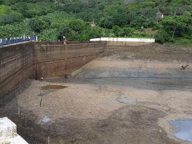 Cogerh explica que o serviço que secou açude era necessário para melhorar a qualidade da água (Crédito: Reprodução)