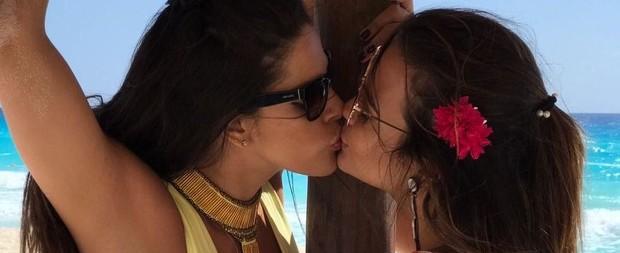 De férias, Geisy Arruda beija amiga que a acompanha em viagem