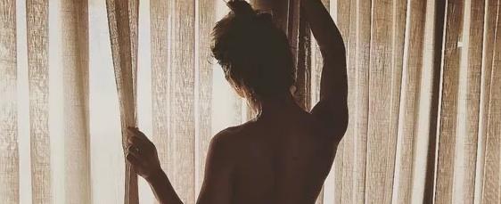 Giovanna Ewbank sensualiza de topless em Fernando de Noronha
