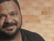 Arlindo Cruz abre os olhos após médicos reduzir a sedação