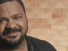 Arlindo Cruz abre os olhos após médicos reduzir a sedação