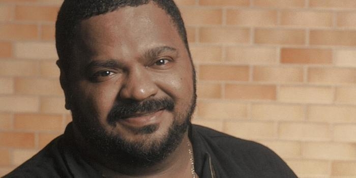 Arlindo Cruz abre os olhos após médicos reduzir a sedação