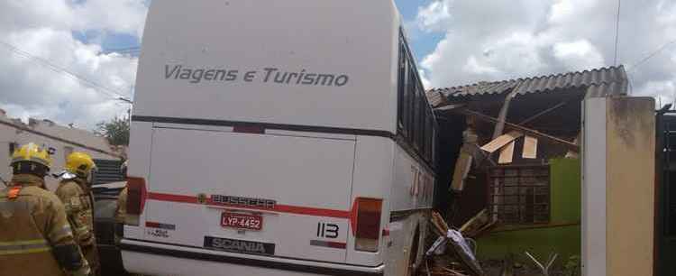 Ônibus invade casa após motorista perder controle da direção