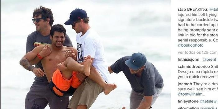Ítalo Ferreira sofre contusão no mar e deixa a praia carregado