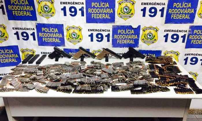 Polícia apreende armas e munição escondidos em painel de carro