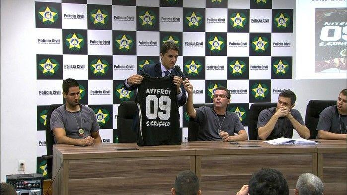 Delegado Fábio Cardoso exibe camisa de Diego, torcedor do Botafogo assassinado