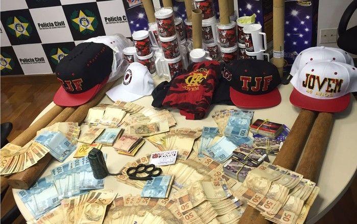 Dinheiro, explosivos e material da torcida organizada do Flamengo foram apreendidos