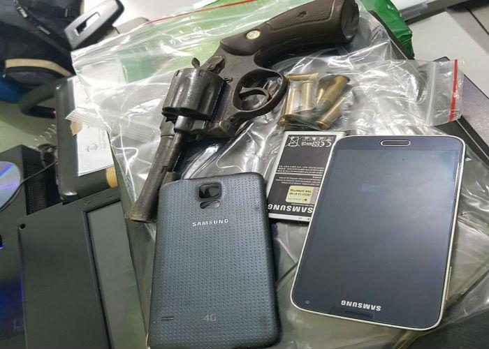 Arma e o celular pertecentes ao major Mayron (Crédito: Polícia Militar)