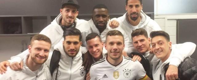 Podolski é homenageado por jogadores após se aposentar da seleção