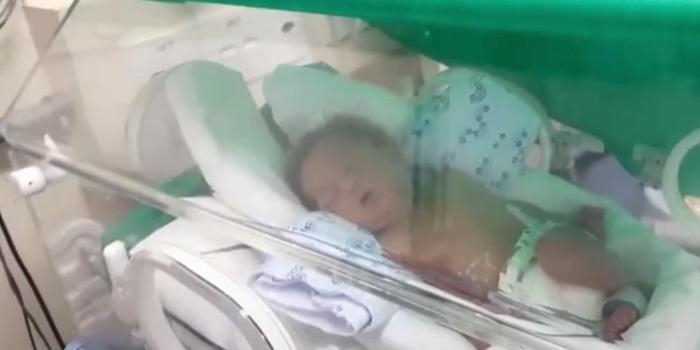 Bebê que caiu no chão em hospital demorou 4h para ser atendido