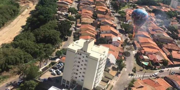 Balão é consumido por fogo após atingir casa no interior de SP