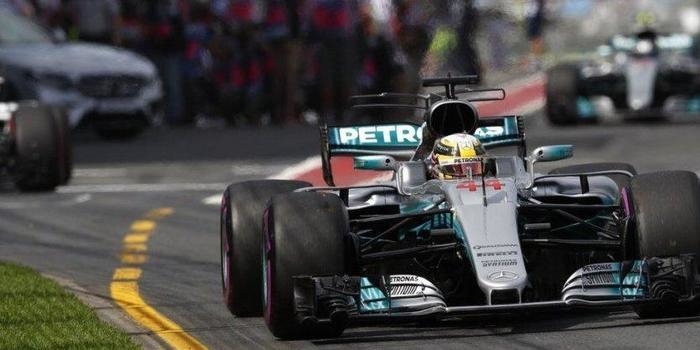 Hamilton larga na frente na estreia da temporada 2017