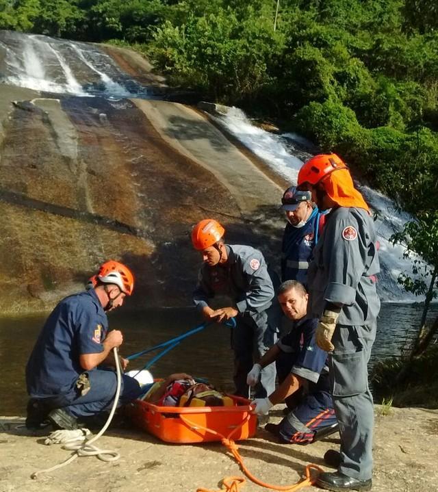 Mulher escorrega e cai de cachoeira de 40 metros em Ilhabela