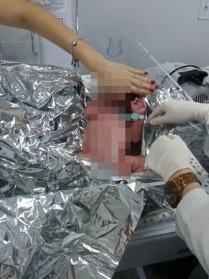 Recém-nascido é achado em caixa de papelão ainda com a placenta