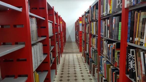 Biblioteca conta com novos títulos e espaço aconchegante