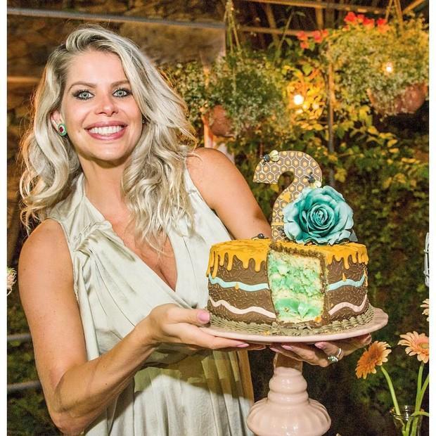 Karina Bacchi revela sexo do bebê em festa temática