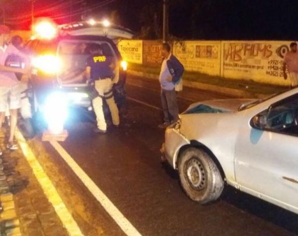 Motorista embriagado atropela pedestre e bate em viatura da PRF