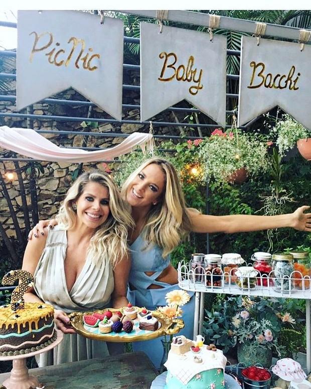 Karina Bacchi revela sexo do bebê em festa temática
