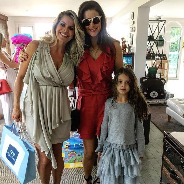 Karina Bacchi revela sexo do bebê em festa temática