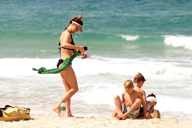 Fernanda Lima curte praia com família (Crédito: Agnews)