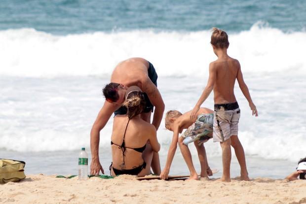Fernanda Lima curte praia com família (Crédito: Agnews)