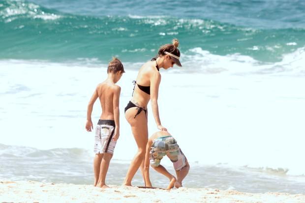 Fernanda Lima curte praia com família