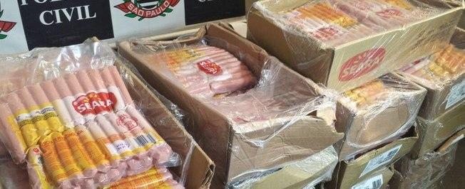 Homem é preso ao tentar vender salsicha vencida de merenda escolar