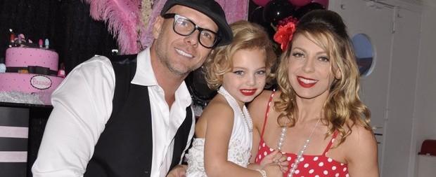 Sheila Mello é criticada na web após vestir filha de Marilyn Monroe