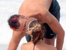 Fernanda Lima e Rodrigo Hilbert trocam beijos em dia de praia