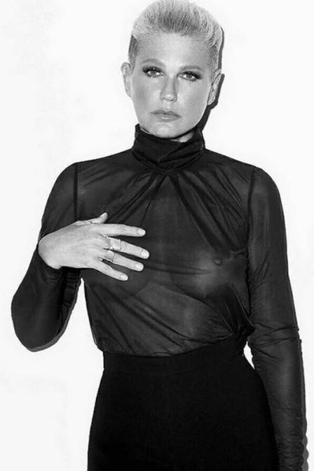 Xuxa é chamada de 'velha' responde seguidor: "Aceita que dói menos"