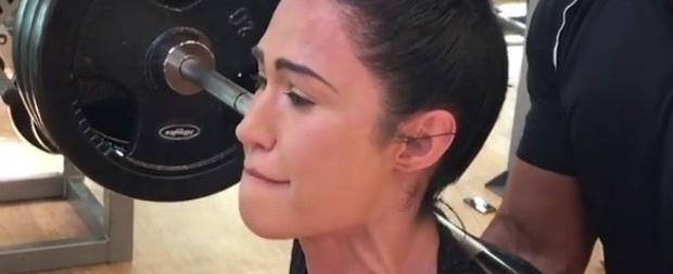 Gracyanne Barbosa pega pesado e faz cara de choro em treino árduo