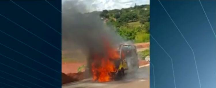 Motorista tira e salva 15 crianças antes de fogo destruir van