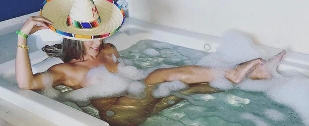 Tati Minerato ousa ao postar foto completamente nua na banheira