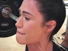 Gracyanne Barbosa pega pesado e faz cara de choro em treino árduo