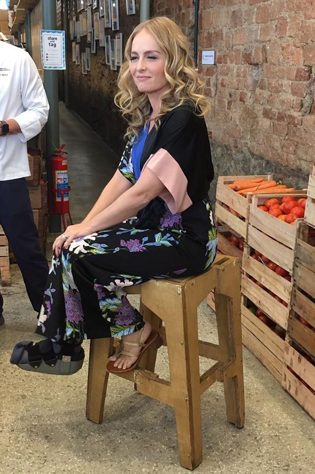 Angélica torceu o pé ao cair de escada (Crédito: AgNews)
