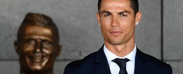 CR7 ganha busto de bronze "estranho" e estátua gera memes