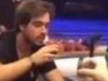 Com pai preso, Olin viaja para Berlim e se diverte com amigos